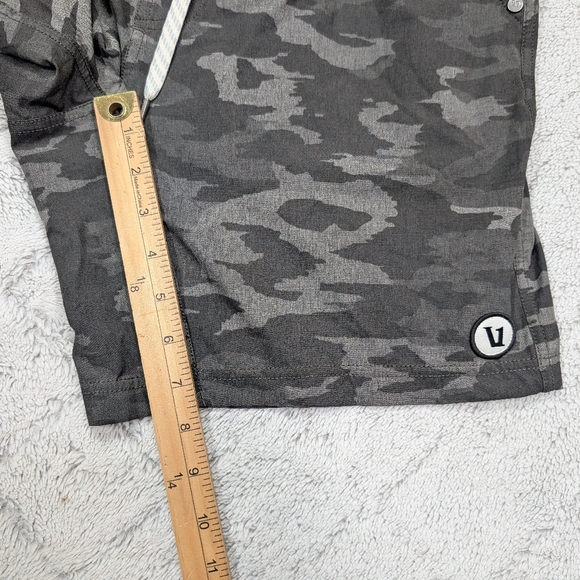 Vuori Shorts Mens M Black Camo Watercolor Kore Unlined Train Casual 7.5” - Picture 5 of 7